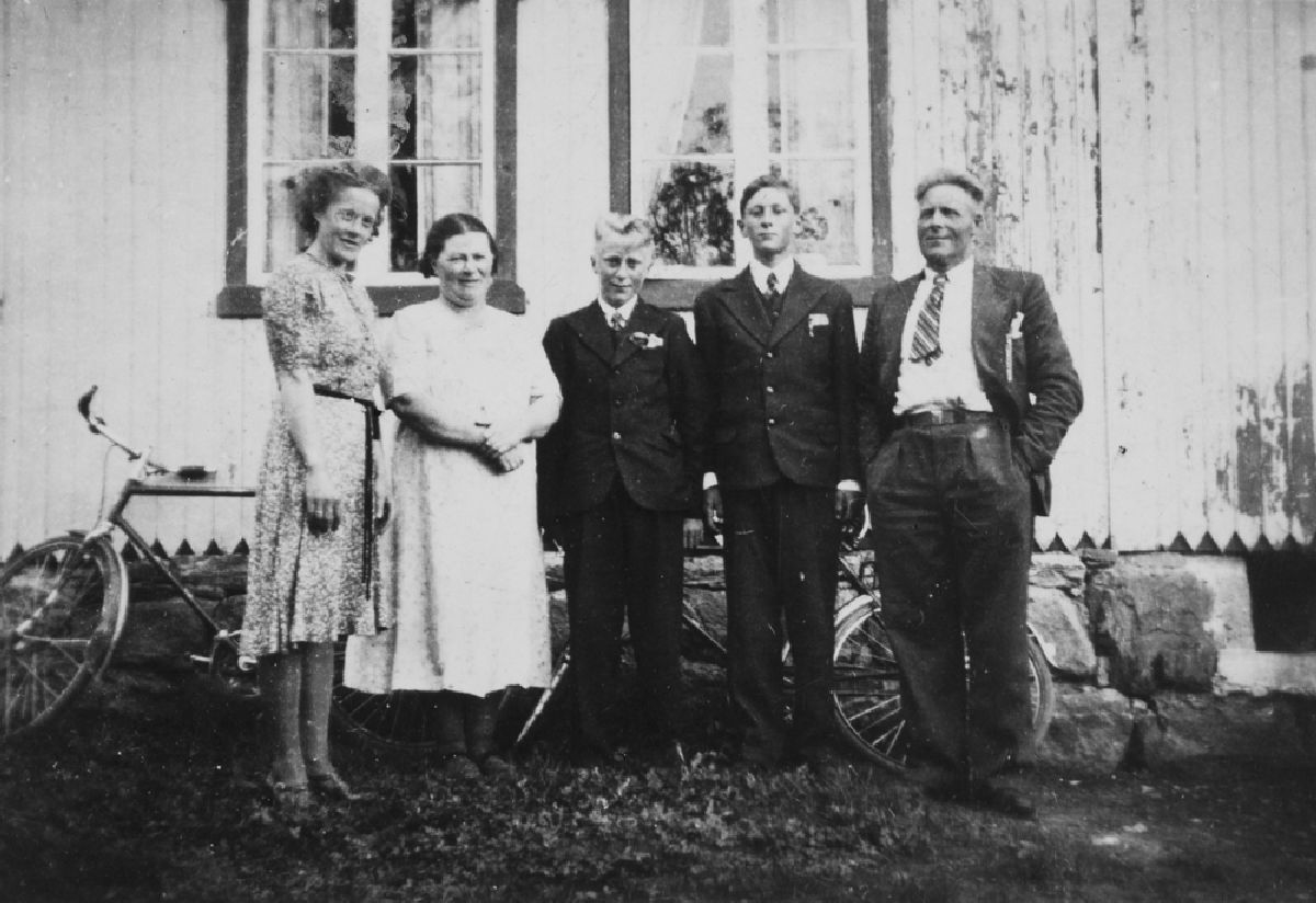 Leirfjord, Kviting, Kjærstad. Familiebilde.
F.v.: Hjørdis Fredheim, Marie Fredheim, Anders Fredheim, Gunvald Fredheim, Othelius Pedersen (Fredheim).