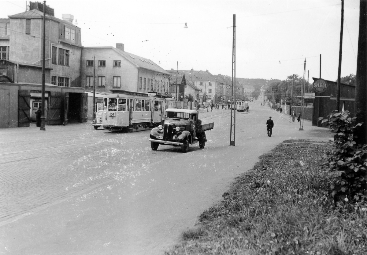 Gatuvy av en trafikerad Karl-Johansgata i Göteborg. På gatan syns bland annat tre spårvagnar, en flakbil samt baksidan av en personbil.