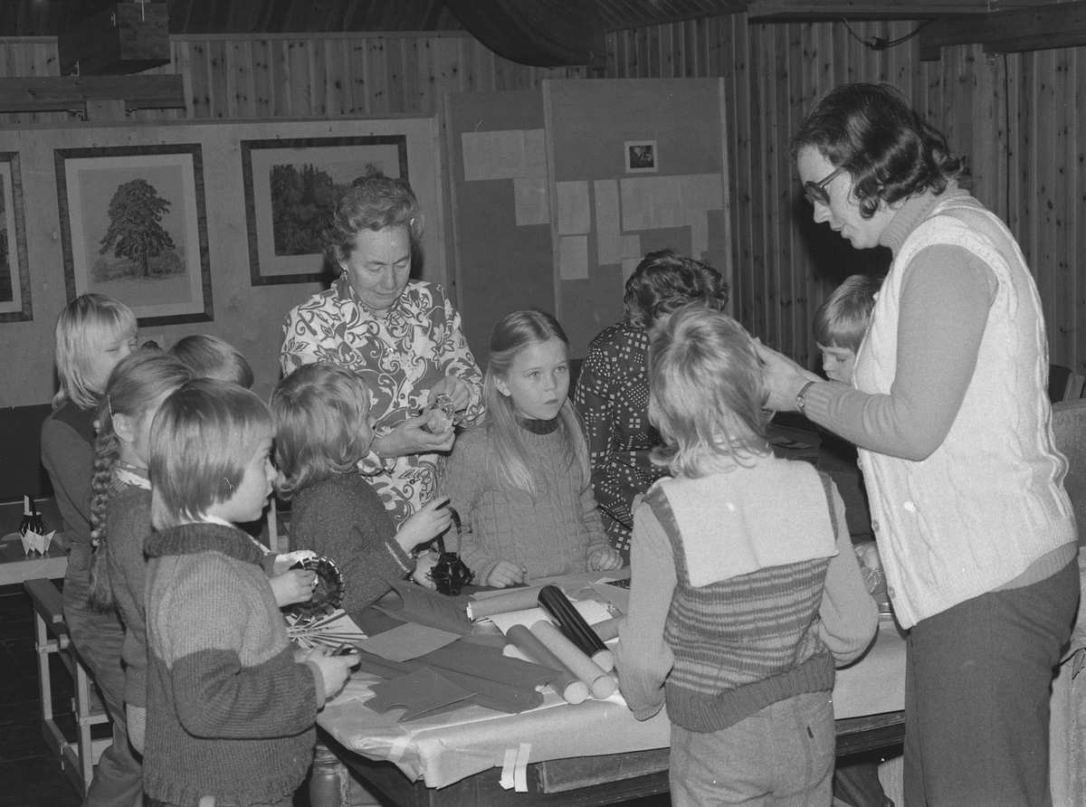 Storhamarlåven, Hedmarksmuseet, Skolebarn, Storhamar skole, lager juletrepynt i aulaen, juleforberedelse. C-fløy, HDH.03.