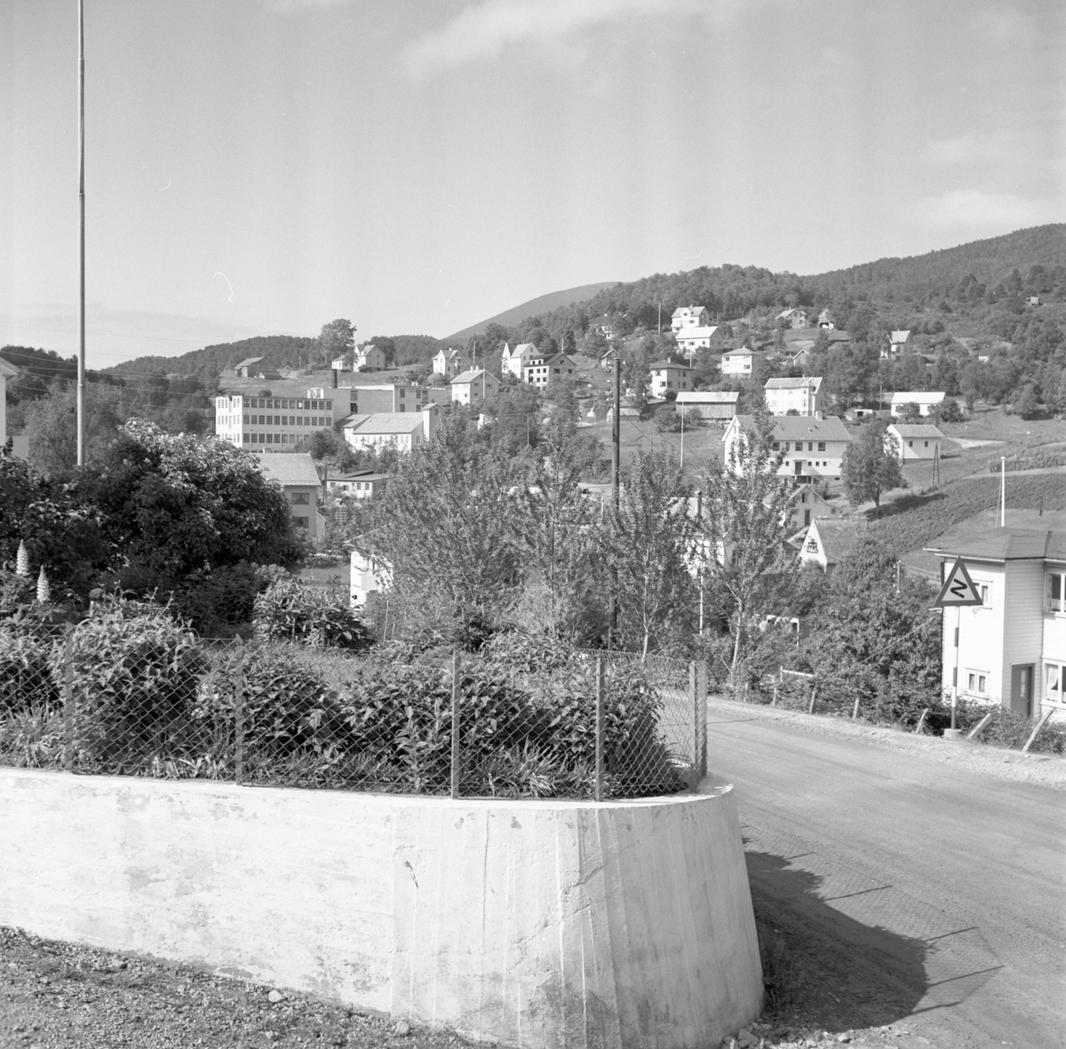 Prospektfotografi av bebyggelsen i Mauseidvågen med Lundalfabrikken.