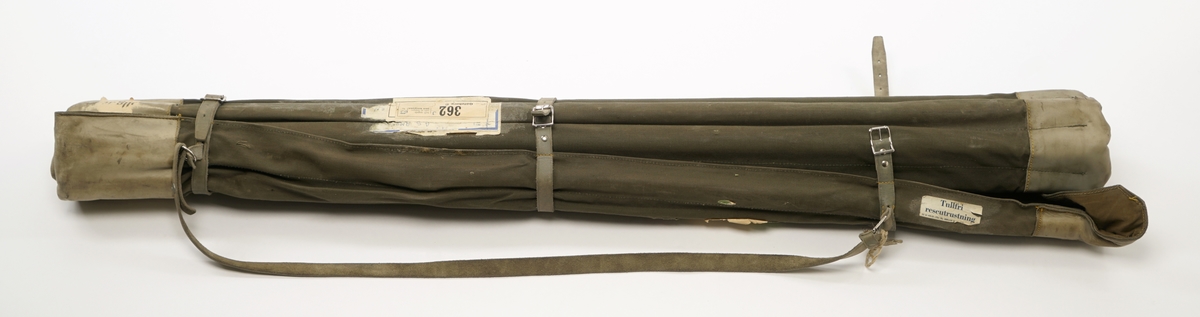 12 aluminiumsstenger konstruert for å kunne settes sammen.Disse ligger i hver sin lomme i  en lerretssekk. Sekken er forsterket med skinn i bunn og topp. Toppen kan brettes rundt åpningene/lommene til stengene. Sekken skal rulles sammen og låses med tre lærremmer med spenner. Sekken er også forsynt med bære/skulderrem i lær.