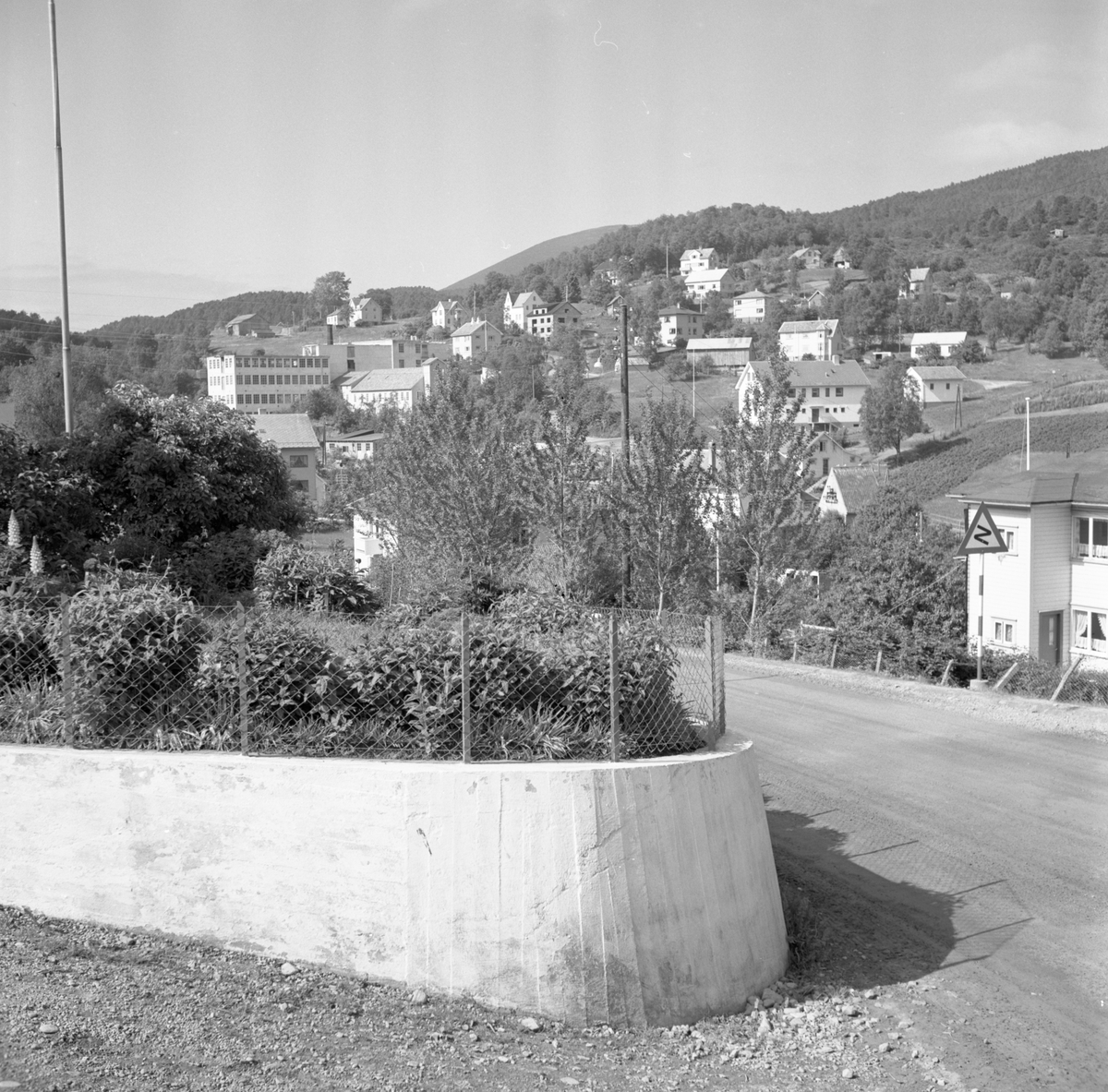 Prospektfotografi av bebyggelsen i Mauseidvågen med Lundalfabrikken.