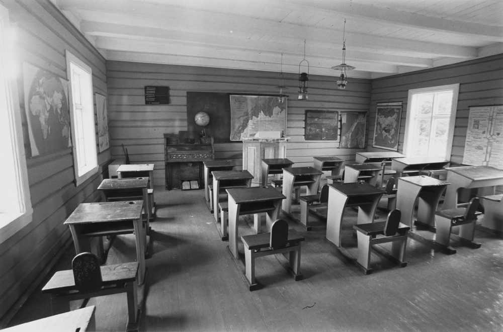 Leirfjord, Leland. Interiør fra klasserommet, 1. etg. på gammelskolen. Nå museum.