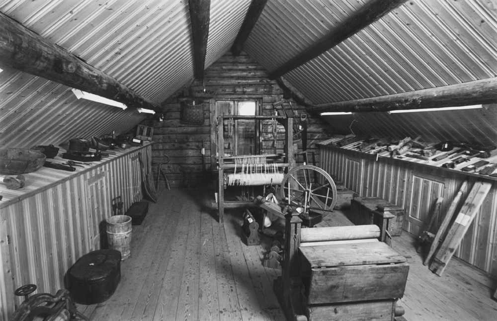 Leirfjord, Leland. Interiør fra verktøy-/gjenstandsrommet, 2. etg. på gammelskolen. Nå museum.