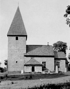 Den välbevarade romanska absid-kyrkan med något senare torn härrör från 1100-talet. Valven tillkom på 1400-talet och försågs 1754 med kalkmålningar. Den ursprungliga finhuggna triumfbågen med palmettfriser vid anfangerna, som flyttats till tornbågen vid en reparation 1702, återfick 1964 sin rätta plats. Det ursprungliga altaret är bevarat. Predikstolen tillkom 1691. Tre medeltida skulpturer är bevarade liksom dopfunten från 1100-talet.
http://www.ne.se/jsp/search/article.jsp?i_art_id=225249