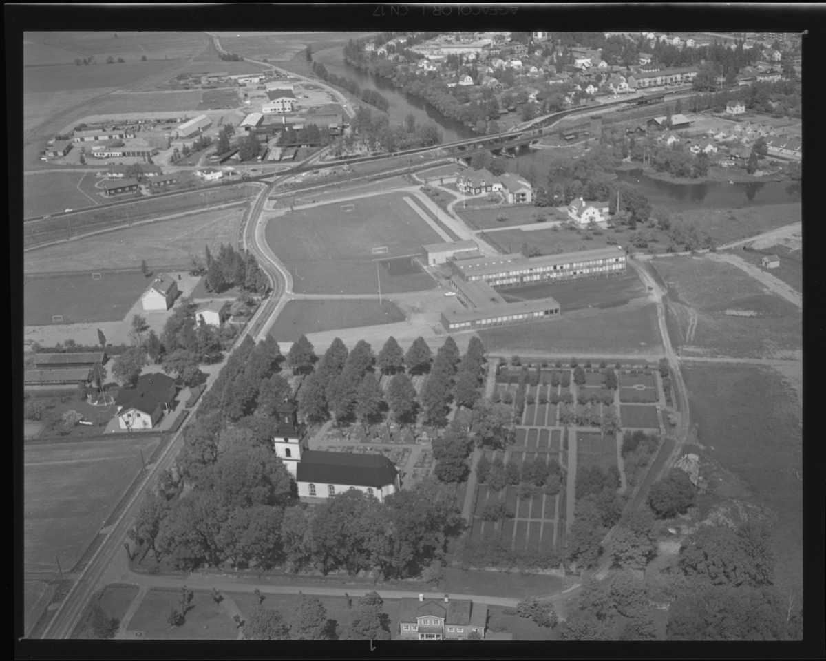 Flygfoto över Tunboskolan och Kolbäcks kyrka, Kolbäck.