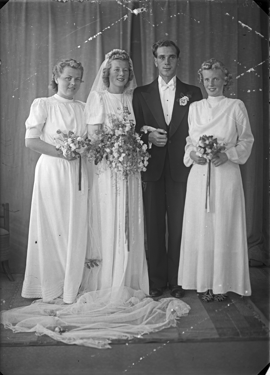 Gruppebilde. Brudebilde. Tre unge kvinner og ung mann. Brudpar med blomsterpiker. Bestilt av Erling Birkeland. Blomsterdalen. Bergen.