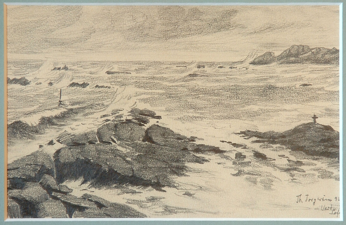 Værhardt kystlandskap med skummende hav. Et kors kan skimtes på en utsatt holme.