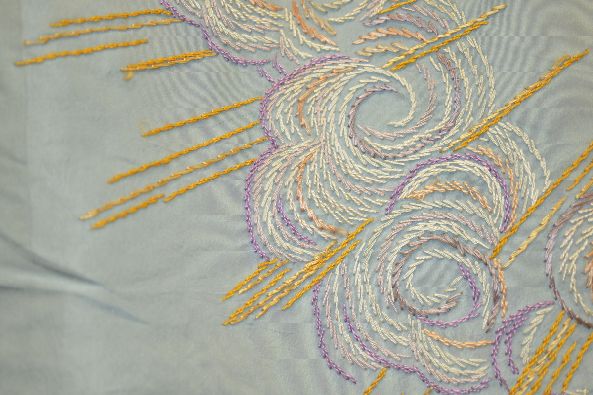 Rektangulær fane. Dobbeltsidig duk med tekst og broderier på begge sider. Fanen er festet med løkker på en lakkert trestang. I endene av denne stanga er det dekorasjon i form av stjerner. Stjernene er laget i tre og malt med gullfarge. Det henger to snorer på hver ende av stanga; den ene med dusk i enden, den andre har en løkke i enden. 

Fanen er tosidig og er laget av silke. Den ene siden har blå bakgrunnsfarge, punkter (punktskrift), tekst og påbrodert motiv (skyer, solstråler, stjerne med øye). Den andre siden har lys gul farge, en bord, tekst og dato. Nederst på faneduken henger det frynser av gullfarget tekstil. 

Sammen med fanen er det en lang stang som består av to deler som festes i hverandre. Fane med stang festes i denne lange stanga ved hjelp av en metallkrok. Øverst i den lengste stanga er det en gullfarget stjerne av tre.