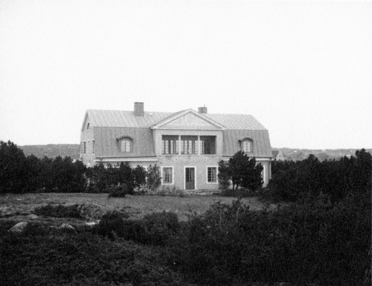"Maison d'Hanson" eller "Hansonska huset" som stod klart 1929 och ritades av sanatoriets arkitekt Gustaf Birch-Lindgren. Denna överläkarvilla var möjligen tänkt till dr Almer men han avled 1927 och dr Hanson, som tillträdde 1928, med familj blev därför först att flytta in. Trots det har villan senare kallats "Almers hus".

Likt sanatoriets gravkapell har även villan försetts med ett stort gavelfält som dekorerats, här över en stor indragen balkong.