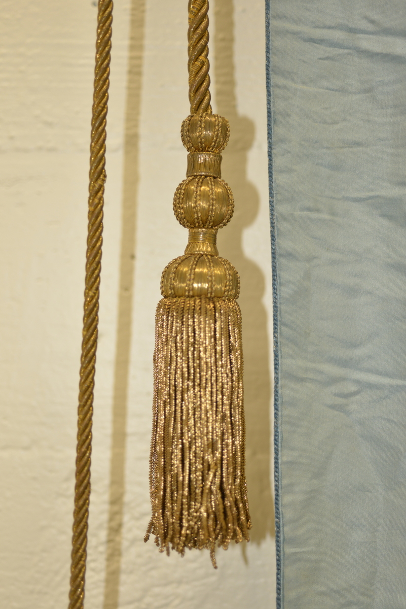 Rektangulær fane. Dobbeltsidig duk med tekst og broderier på begge sider. Fanen er festet med løkker på en lakkert trestang. I endene av denne stanga er det dekorasjon i form av stjerner. Stjernene er laget i tre og malt med gullfarge. Det henger to snorer på hver ende av stanga; den ene med dusk i enden, den andre har en løkke i enden. 

Fanen er tosidig og er laget av silke. Den ene siden har blå bakgrunnsfarge, punkter (punktskrift), tekst og påbrodert motiv (skyer, solstråler, stjerne med øye). Den andre siden har lys gul farge, en bord, tekst og dato. Nederst på faneduken henger det frynser av gullfarget tekstil. 

Sammen med fanen er det en lang stang som består av to deler som festes i hverandre. Fane med stang festes i denne lange stanga ved hjelp av en metallkrok. Øverst i den lengste stanga er det en gullfarget stjerne av tre.