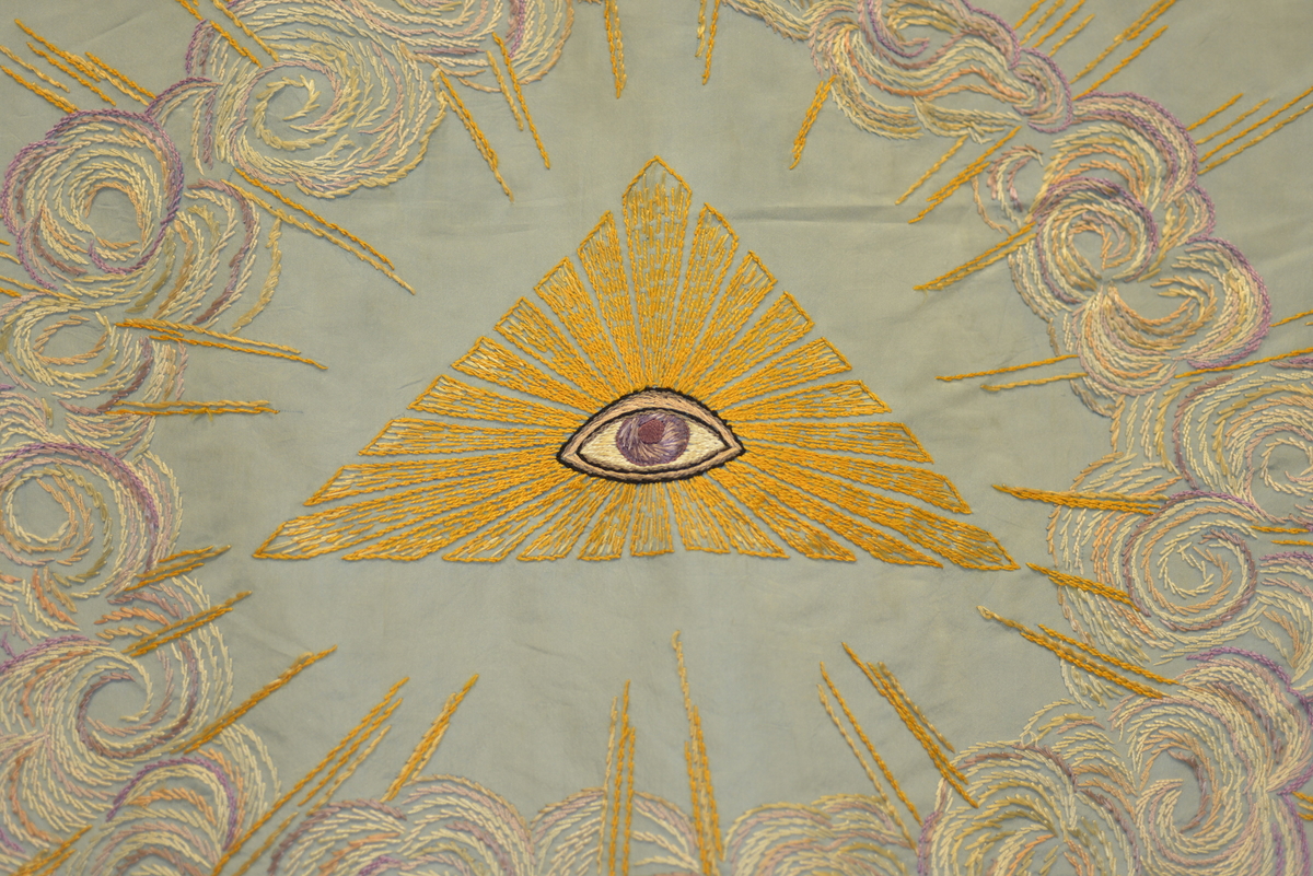 Rektangulær fane. Dobbeltsidig duk med tekst og broderier på begge sider. Fanen er festet med løkker på en lakkert trestang. I endene av denne stanga er det dekorasjon i form av stjerner. Stjernene er laget i tre og malt med gullfarge. Det henger to snorer på hver ende av stanga; den ene med dusk i enden, den andre har en løkke i enden. 

Fanen er tosidig og er laget av silke. Den ene siden har blå bakgrunnsfarge, punkter (punktskrift), tekst og påbrodert motiv (skyer, solstråler, stjerne med øye). Den andre siden har lys gul farge, en bord, tekst og dato. Nederst på faneduken henger det frynser av gullfarget tekstil. 

Sammen med fanen er det en lang stang som består av to deler som festes i hverandre. Fane med stang festes i denne lange stanga ved hjelp av en metallkrok. Øverst i den lengste stanga er det en gullfarget stjerne av tre.