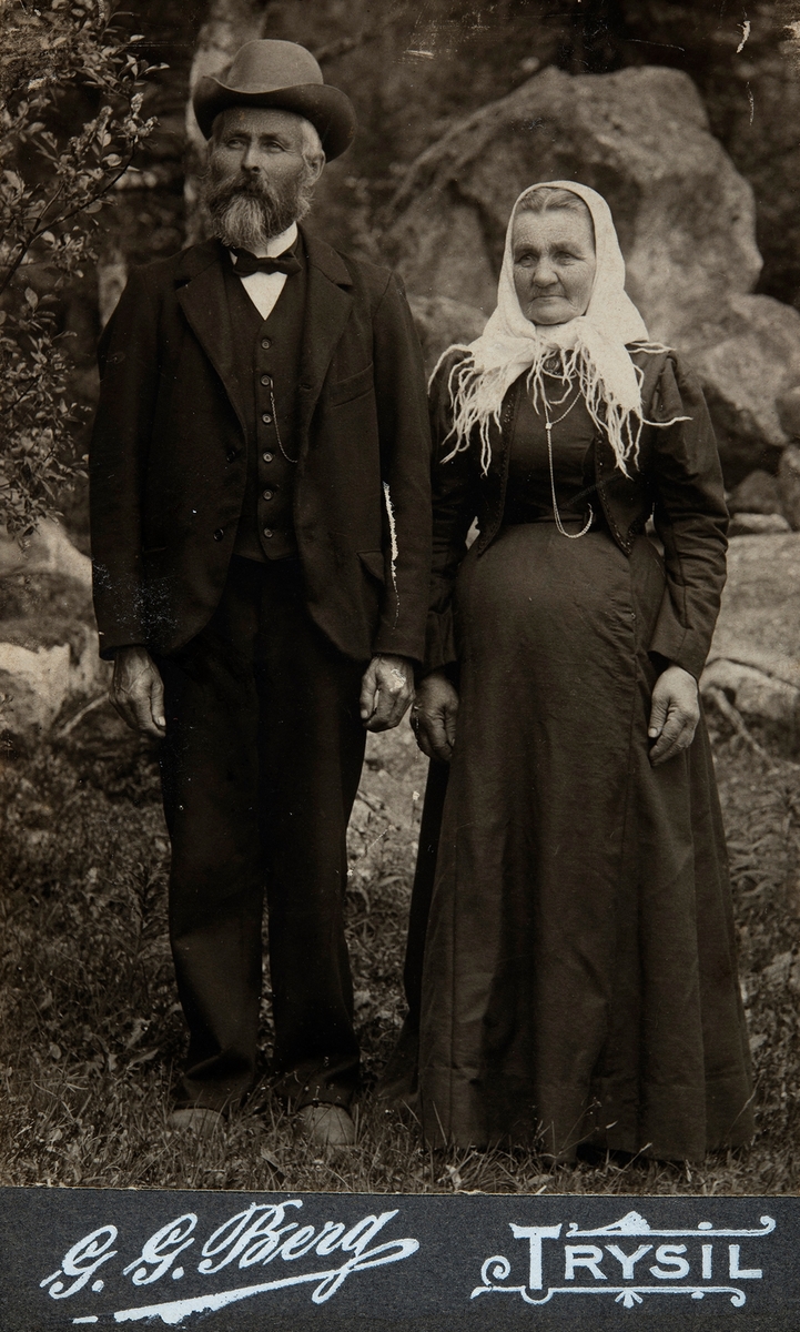 Lemnik Jensen f. 1848, senere Lemnik Svingen, Kirsti Halvorsdatter. Lemnik Jensen var født i Hjermundstuen; Stange.