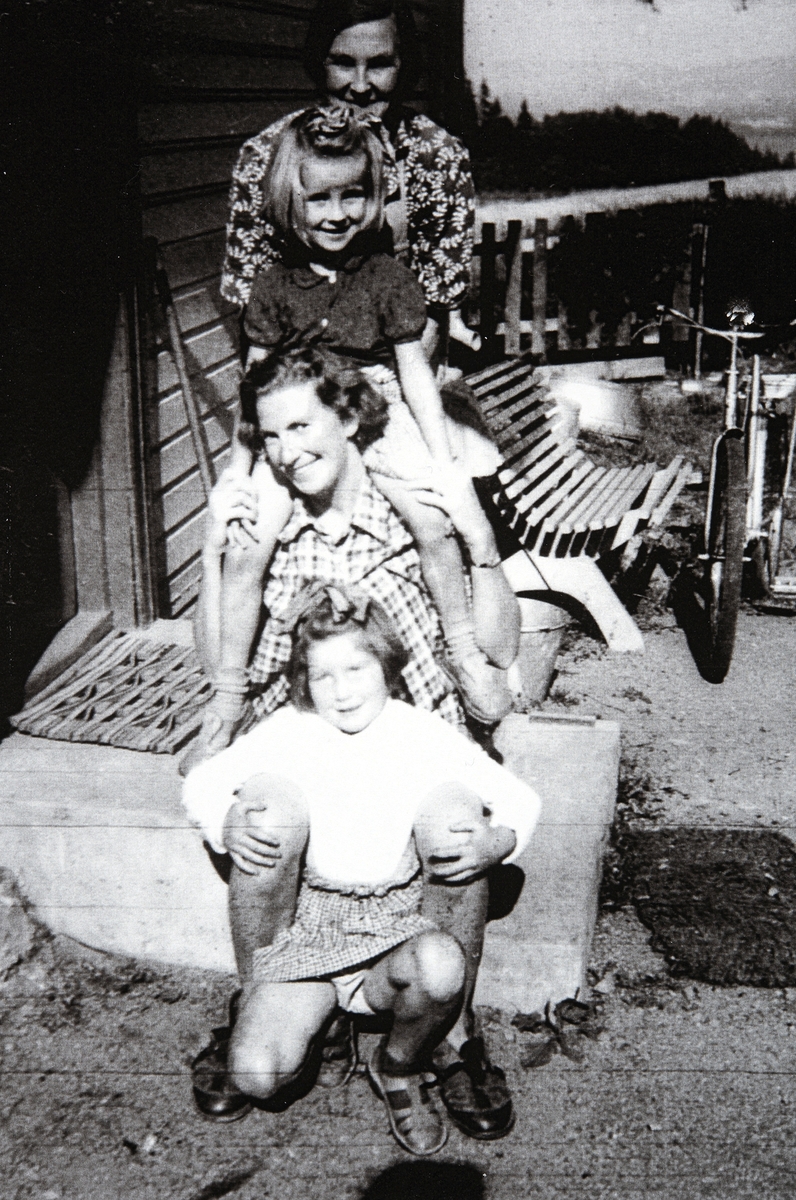 Foran Astrid Stensby, Else Edvardsen, Karin Stensby, Helga Edvardsen. Bekkevold, Ottestad. 1950-tallet.