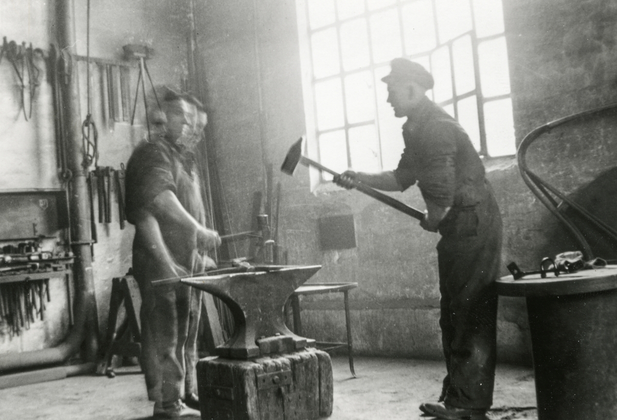 Smed Hansen og oppslagar Willy Ingebrigtsen i smia på smelteverket.