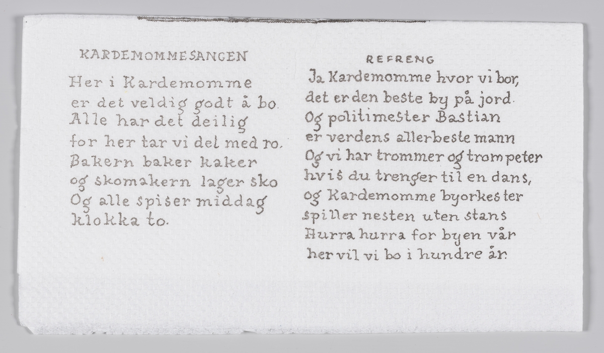 Linje 1 med mange mennesker og Kardemommesangen som reklame for Kardemomme by i Dyreparken i Kristiansand.

Folk og røvere i Kardemomme by er en barnebok av Thorbjørn Egner. Boken utkom i 1955.

Kristiansand Dyrepark er en kombinert dyre- og fornøyelsespark.

Reklame for Dyreparken på MIA.00007-004-0210; MIA.00007-004-0212.