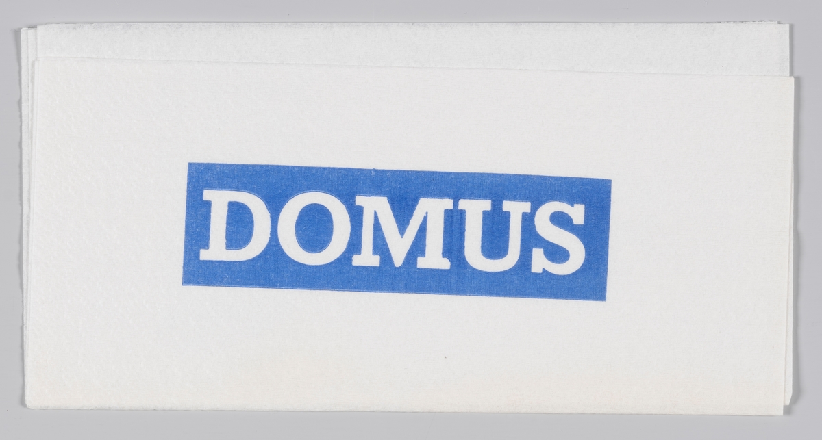 En mann med en bredbremmet hatt og reklame for Domus, Coop kaffe og Per magarin.

Samme reklametekst på MIA.00007-004-0217.