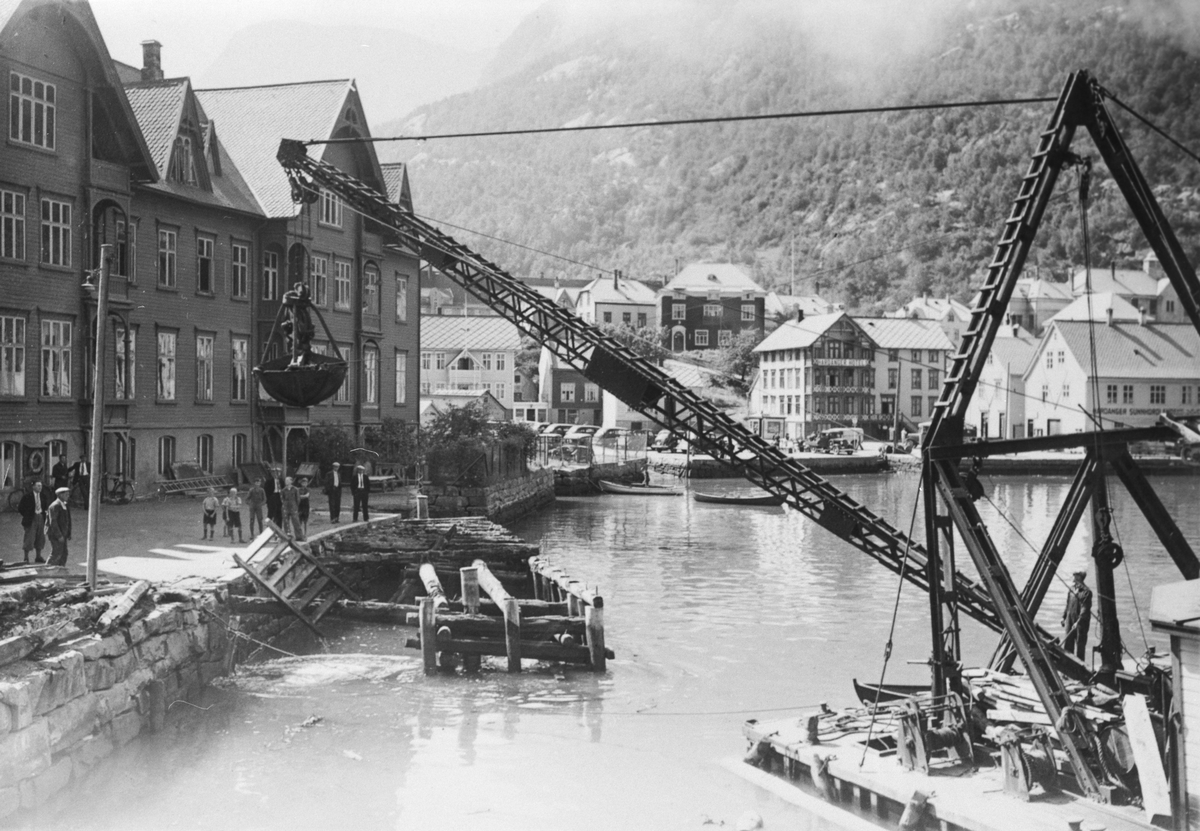 Anleggsarbeid ved kaia framfor det gamle rådhuset i Odda sentrum.