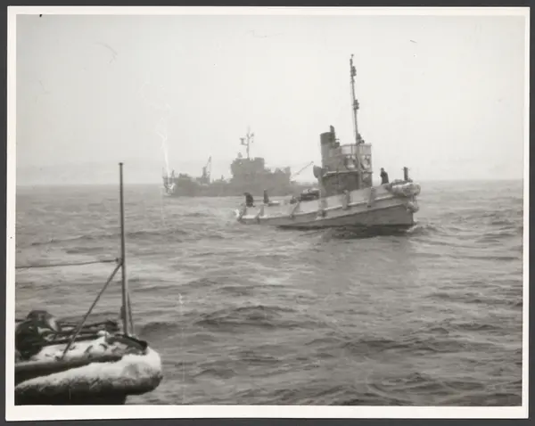 Bogserbåt i vinterväder