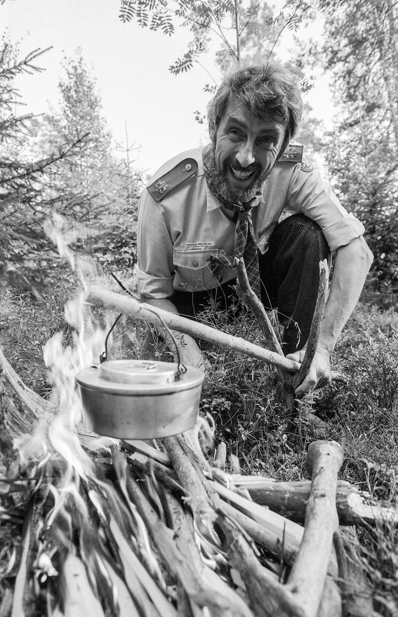 Speiderlederen på Langhus Anthony Cook fyller 50 år og kjører modelltog.
