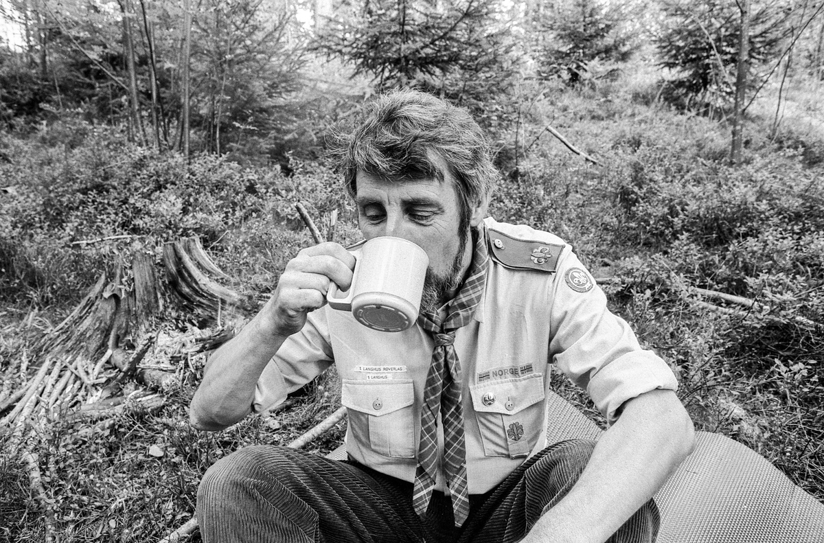 Speiderlederen på Langhus Anthony Cook fyller 50 år og kjører modelltog.