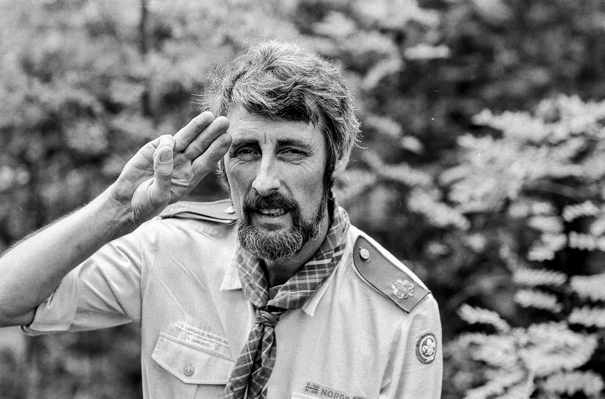 Speiderlederen på Langhus Anthony Cook fyller 50 år og kjører modelltog.