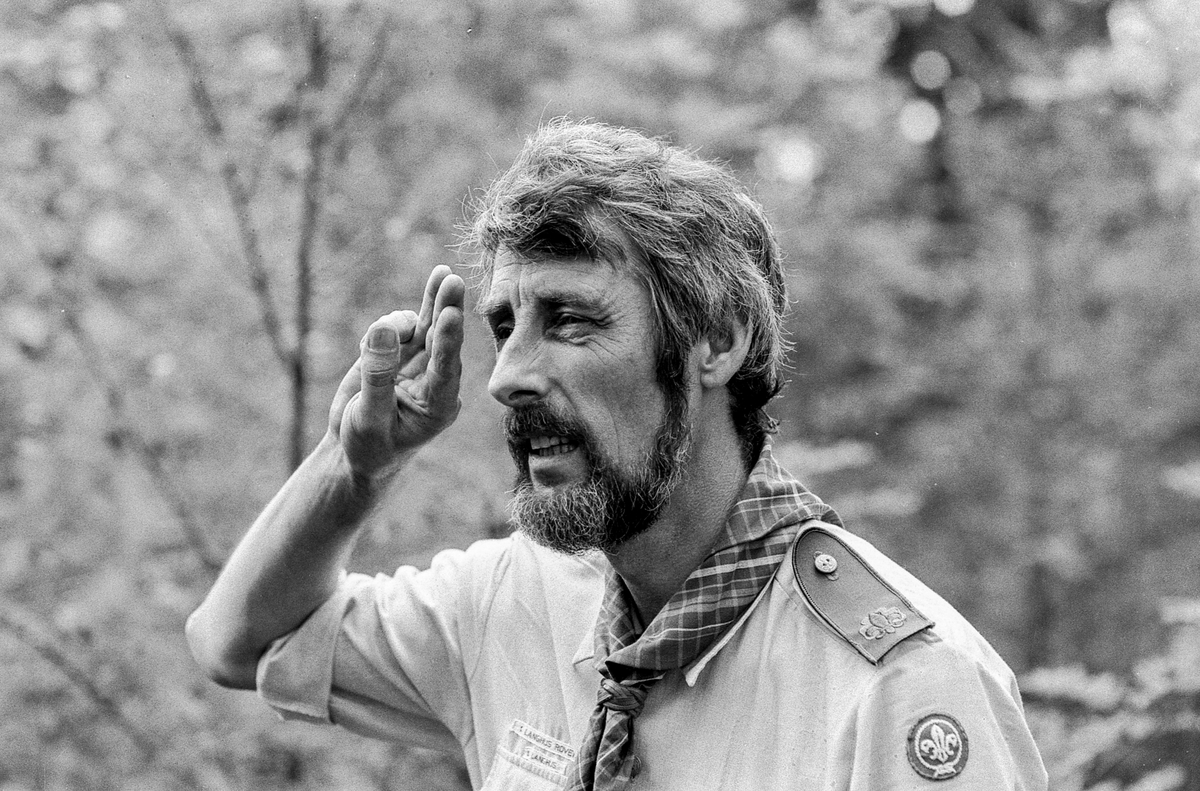 Speiderlederen på Langhus Anthony Cook fyller 50 år og kjører modelltog.