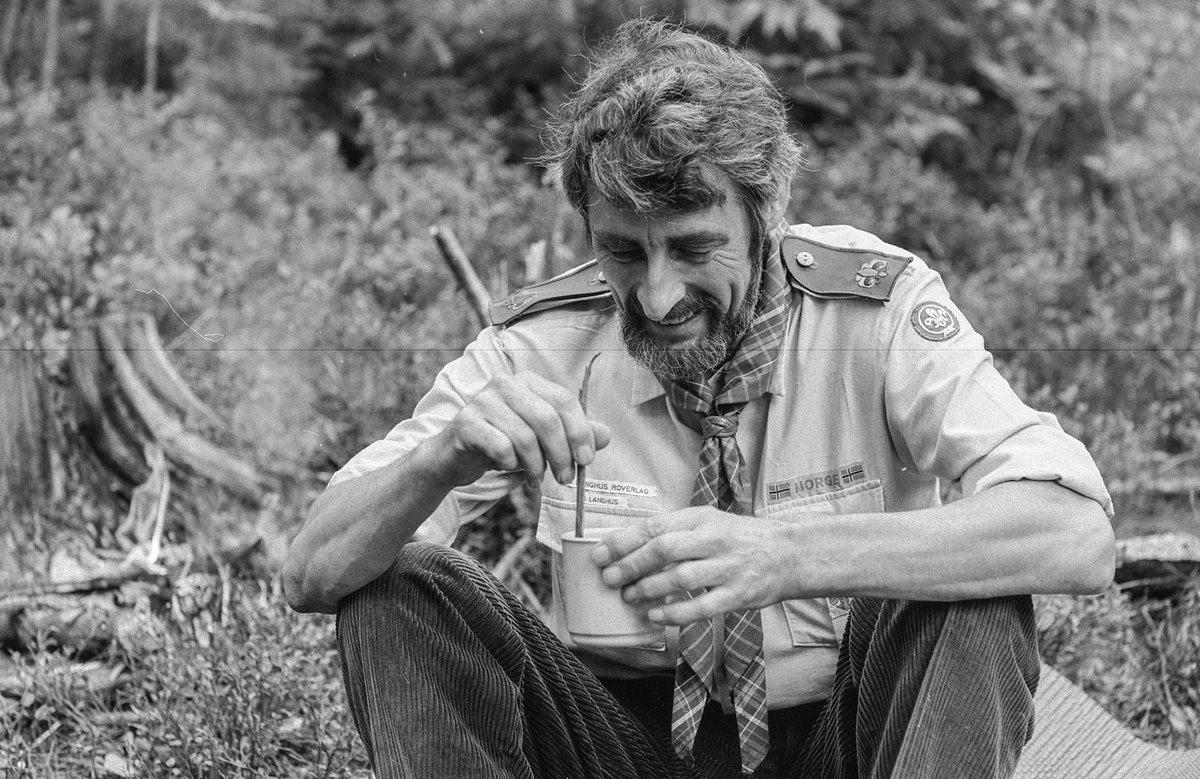Speiderlederen på Langhus Anthony Cook fyller 50 år og kjører modelltog.