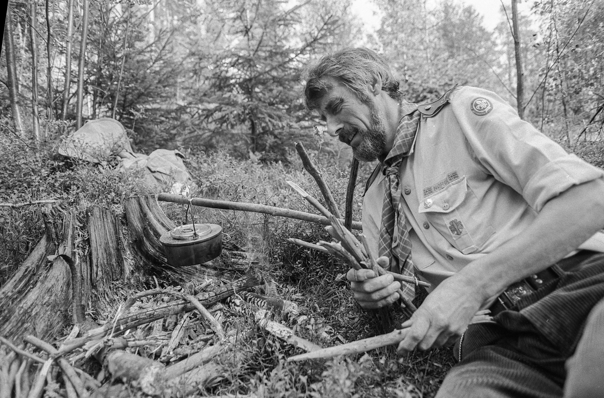 Speiderlederen på Langhus Anthony Cook fyller 50 år og kjører modelltog.