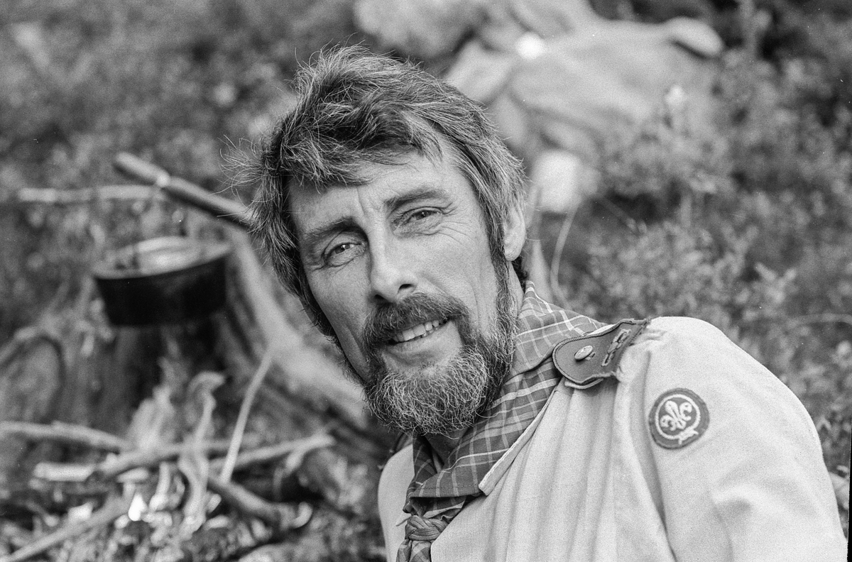 Speiderlederen på Langhus Anthony Cook fyller 50 år og kjører modelltog.