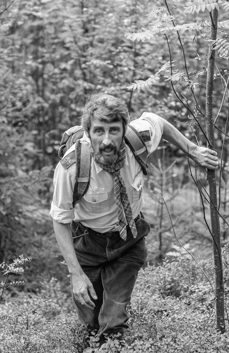 Speiderlederen på Langhus Anthony Cook fyller 50 år og kjører modelltog.