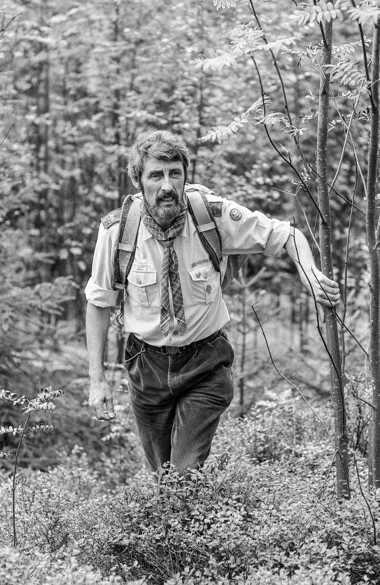 Speiderlederen på Langhus Anthony Cook fyller 50 år og kjører modelltog.