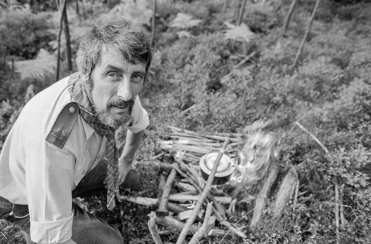 Speiderlederen på Langhus Anthony Cook fyller 50 år og kjører modelltog.