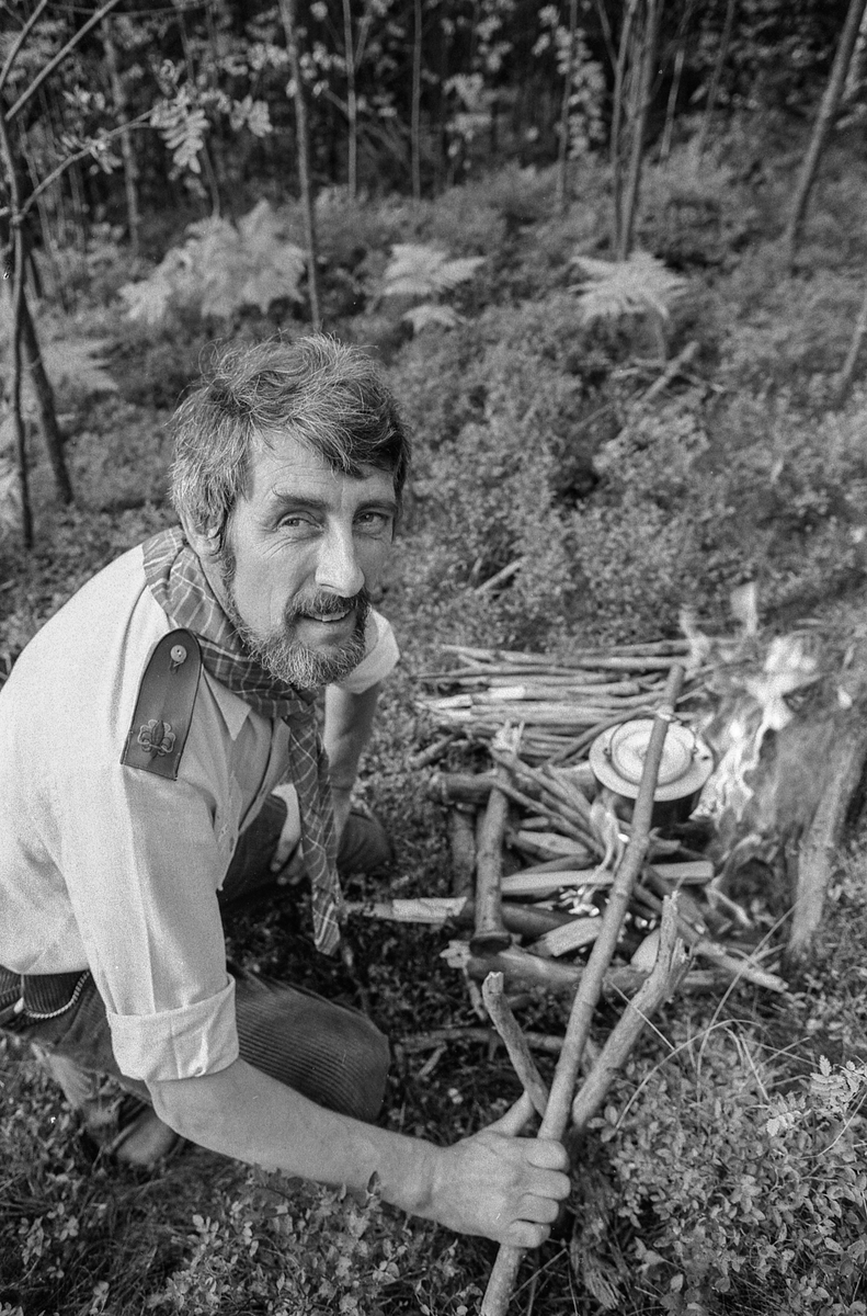 Speiderlederen på Langhus Anthony Cook fyller 50 år og kjører modelltog.