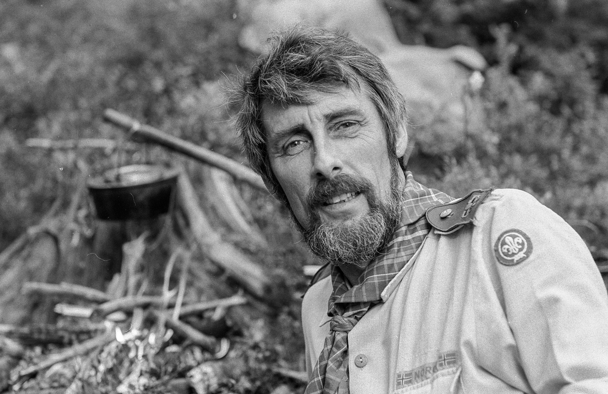 Speiderlederen på Langhus Anthony Cook fyller 50 år og kjører modelltog.