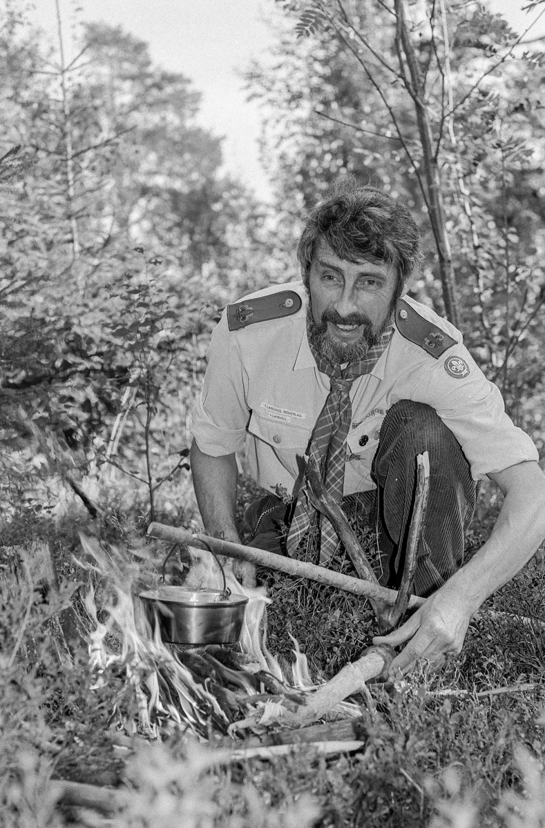Speiderlederen på Langhus Anthony Cook fyller 50 år og kjører modelltog.