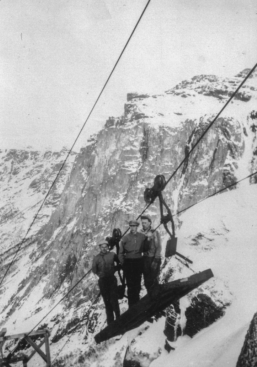 Arbeidslag på taubane i Ringedalen