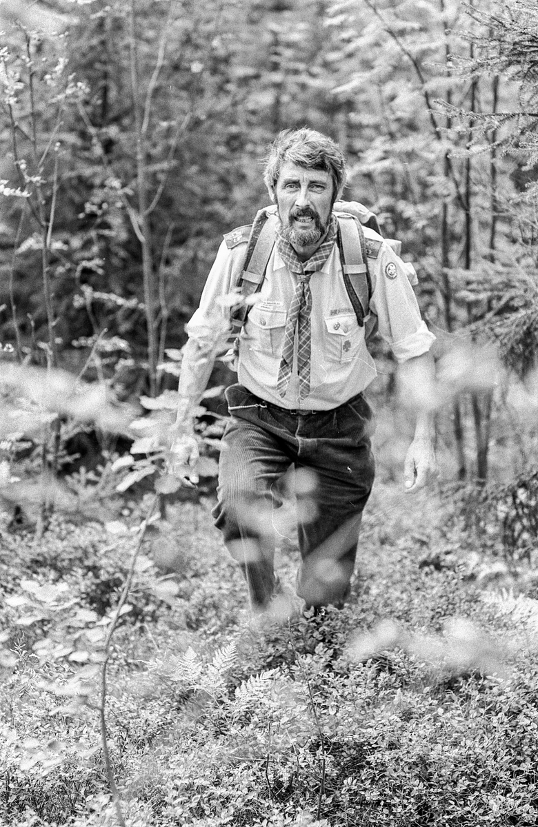 Speiderlederen på Langhus Anthony Cook fyller 50 år og kjører modelltog.