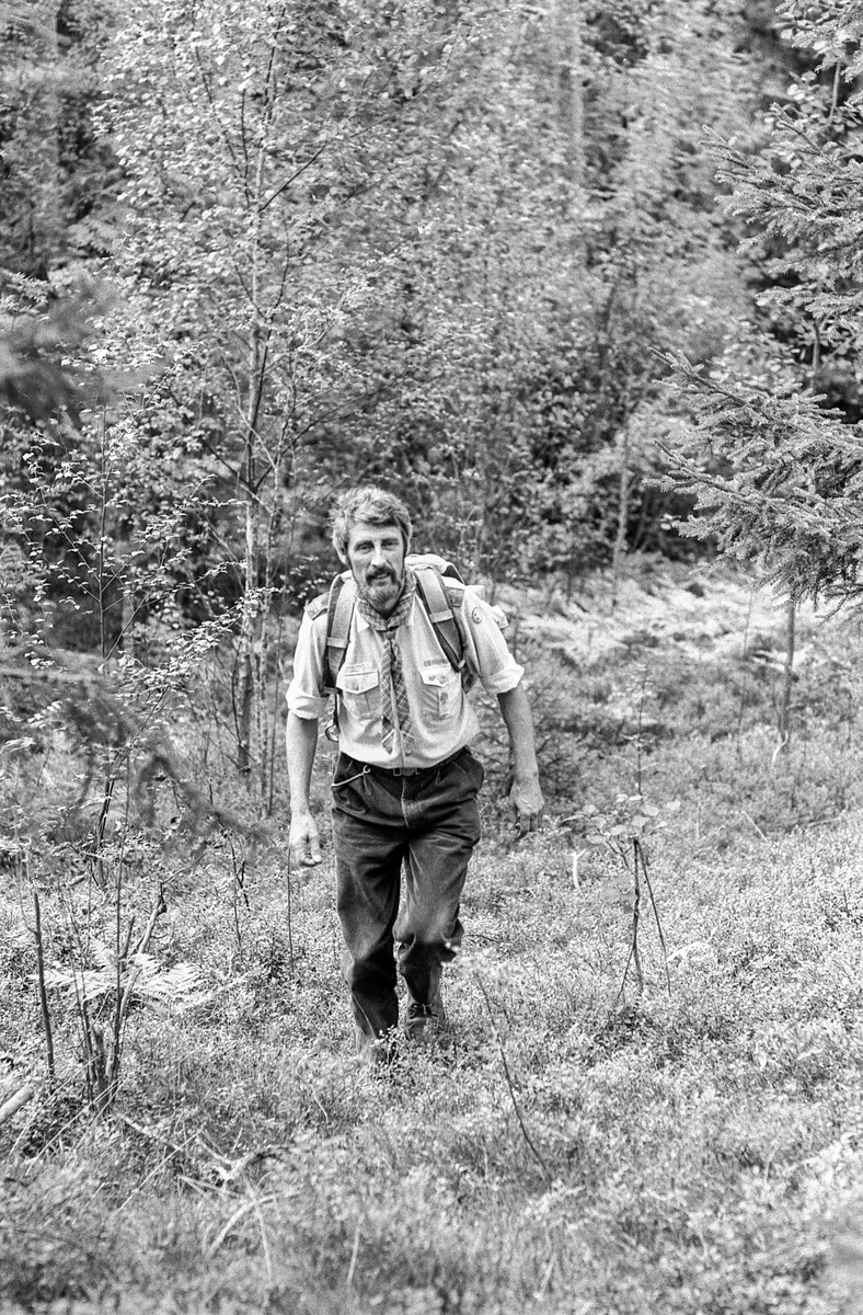 Speiderlederen på Langhus Anthony Cook fyller 50 år og kjører modelltog.