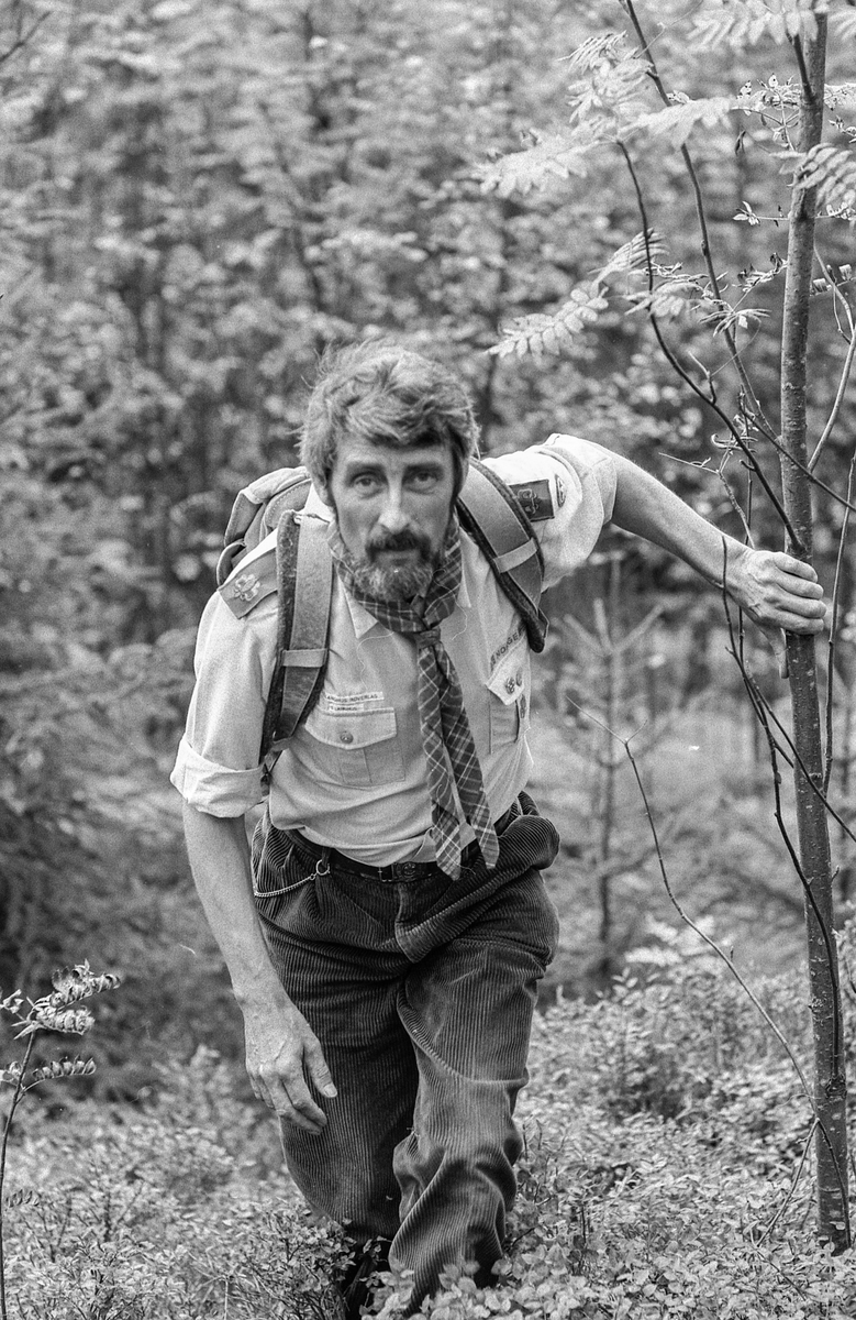 Speiderlederen på Langhus Anthony Cook fyller 50 år og kjører modelltog.