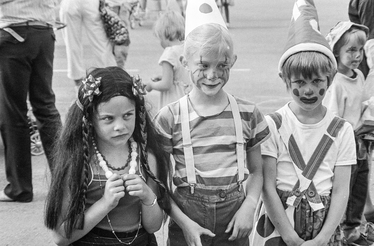 Oppegårds-dagene 1985. Åpning med karnevalstog med utkledde barn og musikkkorps. Anne-Marie Gulbrandsen i arrangementkomiteen for Oppegårds-dagene.