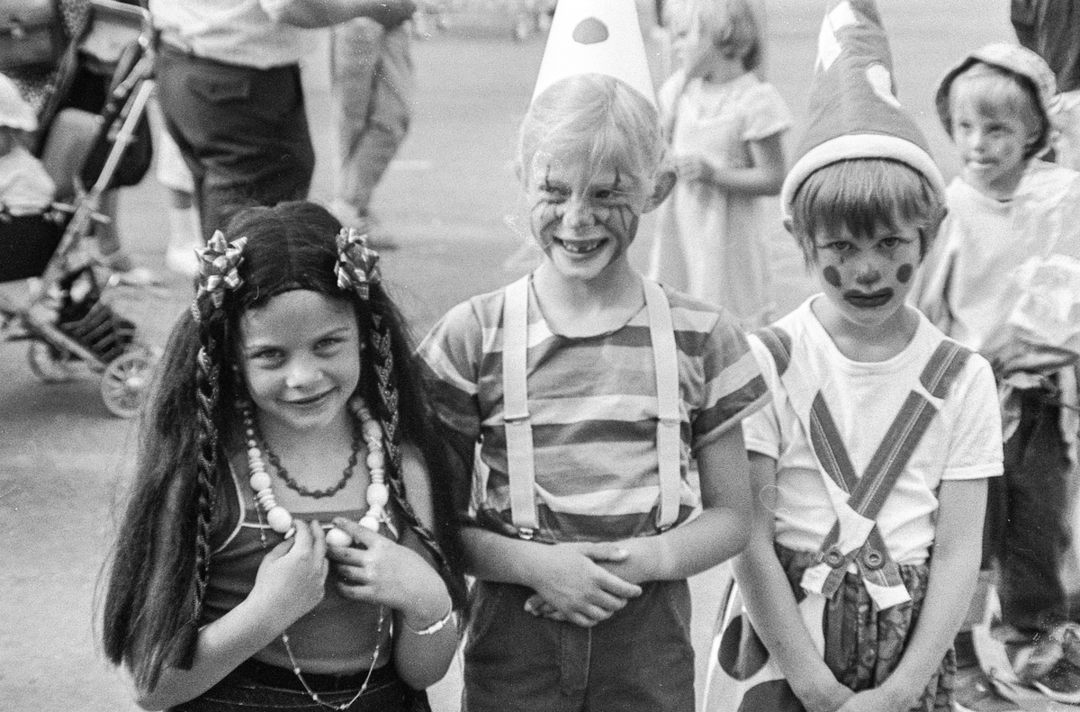 Oppegårds-dagene 1985. Åpning med karnevalstog med utkledde barn og musikkkorps. Anne-Marie Gulbrandsen i arrangementkomiteen for Oppegårds-dagene.