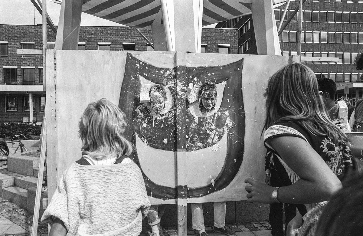 "Lørdags-sirkus" i Ski sentrum. Dramagruppen ved Kjellern fritidsklubb arrangerer morro og mange overraskelser. Bløtkakekasting og Ski musikkpaviljong.