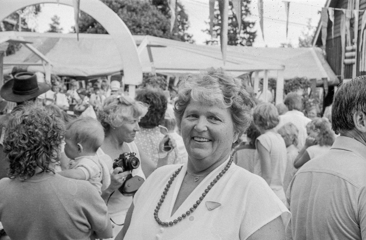 Oppegårds-dagene 1985. Åpning med karnevalstog med utkledde barn og musikkkorps. Anne-Marie Gulbrandsen i arrangementkomiteen for Oppegårds-dagene.