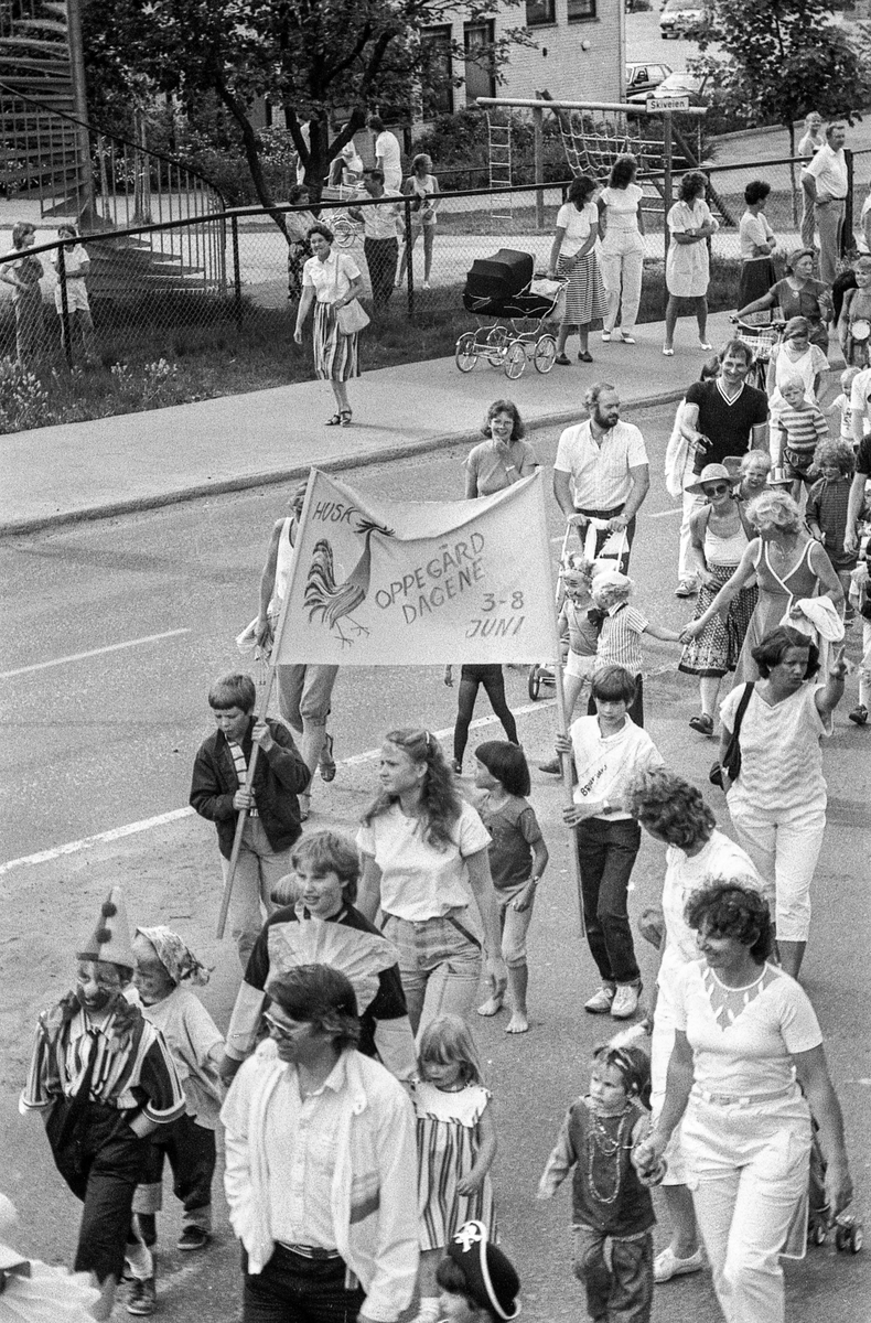 Oppegårds-dagene 1985. Åpning med karnevalstog med utkledde barn og musikkkorps. Anne-Marie Gulbrandsen i arrangementkomiteen for Oppegårds-dagene.