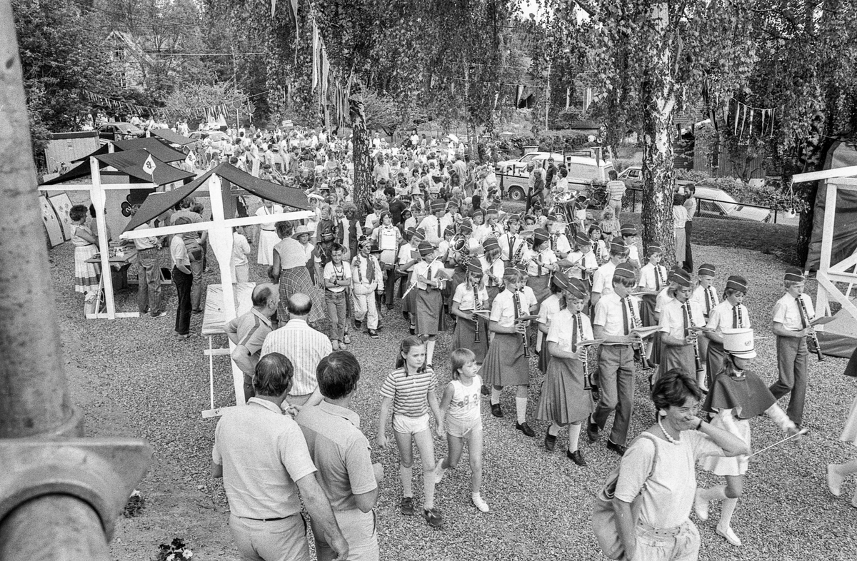 Oppegårds-dagene 1985. Åpning med karnevalstog med utkledde barn og musikkkorps. Anne-Marie Gulbrandsen i arrangementkomiteen for Oppegårds-dagene.