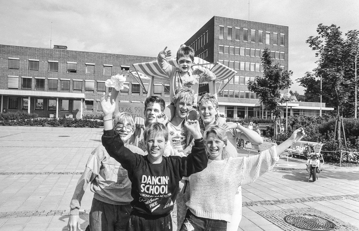 "Lørdags-sirkus" i Ski sentrum. Dramagruppen ved Kjellern fritidsklubb arrangerer morro og mange overraskelser. Bløtkakekasting og Ski musikkpaviljong.