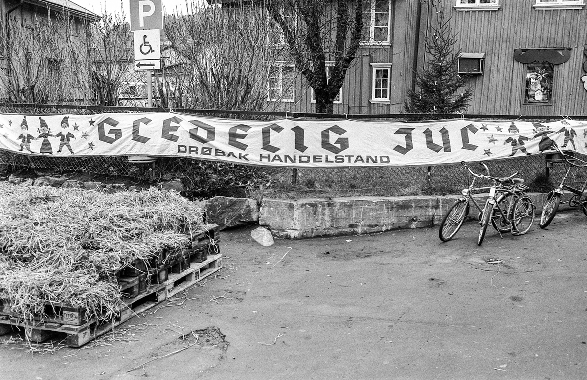 60 m lang julekake og julegateårning i Drøbak. Julenissedamene serverer grøt. Willy Johansen, Julehuset i Drøbak.