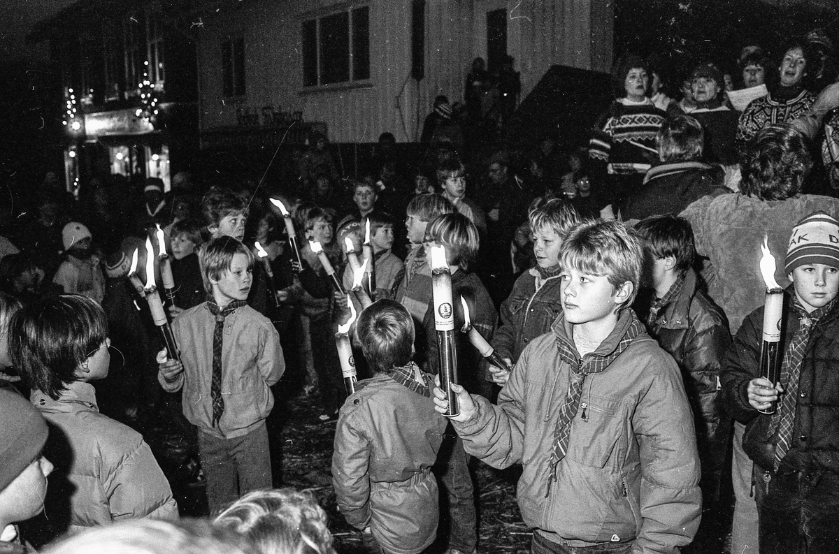 60 m lang julekake og julegateårning i Drøbak. Julenissedamene serverer grøt. Willy Johansen, Julehuset i Drøbak.