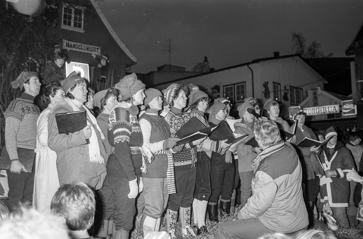 60 m lang julekake og julegateårning i Drøbak. Julenissedamene serverer grøt. Willy Johansen, Julehuset i Drøbak.